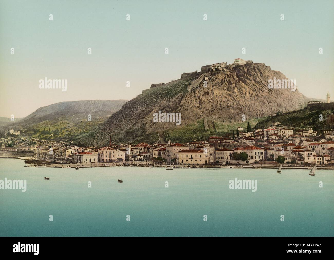 Fotochrom-Druck der Küstenstadt Nafplio, Griechenland und der Festung Palamidi. Stockfoto