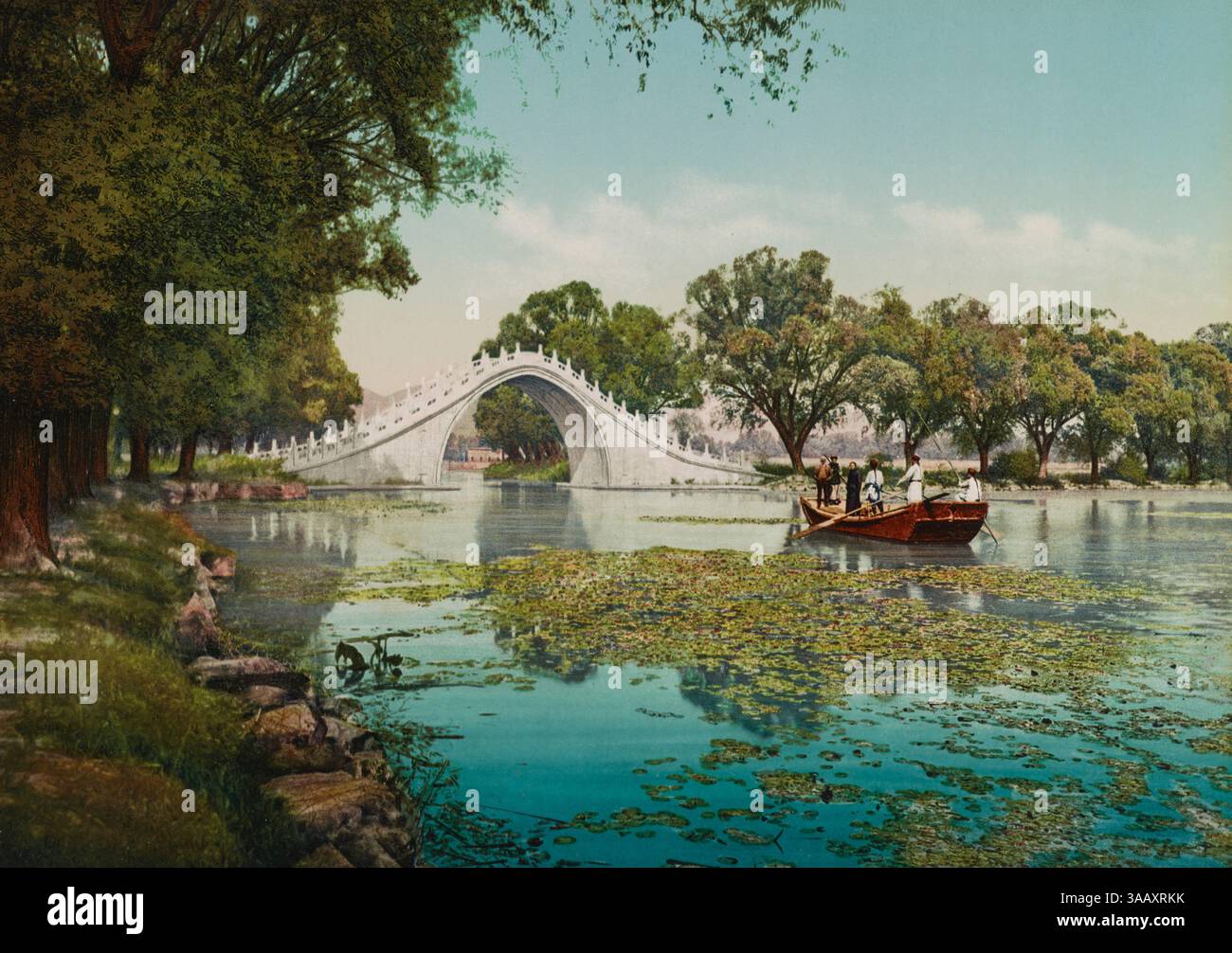 Fotochrom-Druck einer Marmorbrücke über den See, Sommerpalast, Peking (Peking), China. Stockfoto