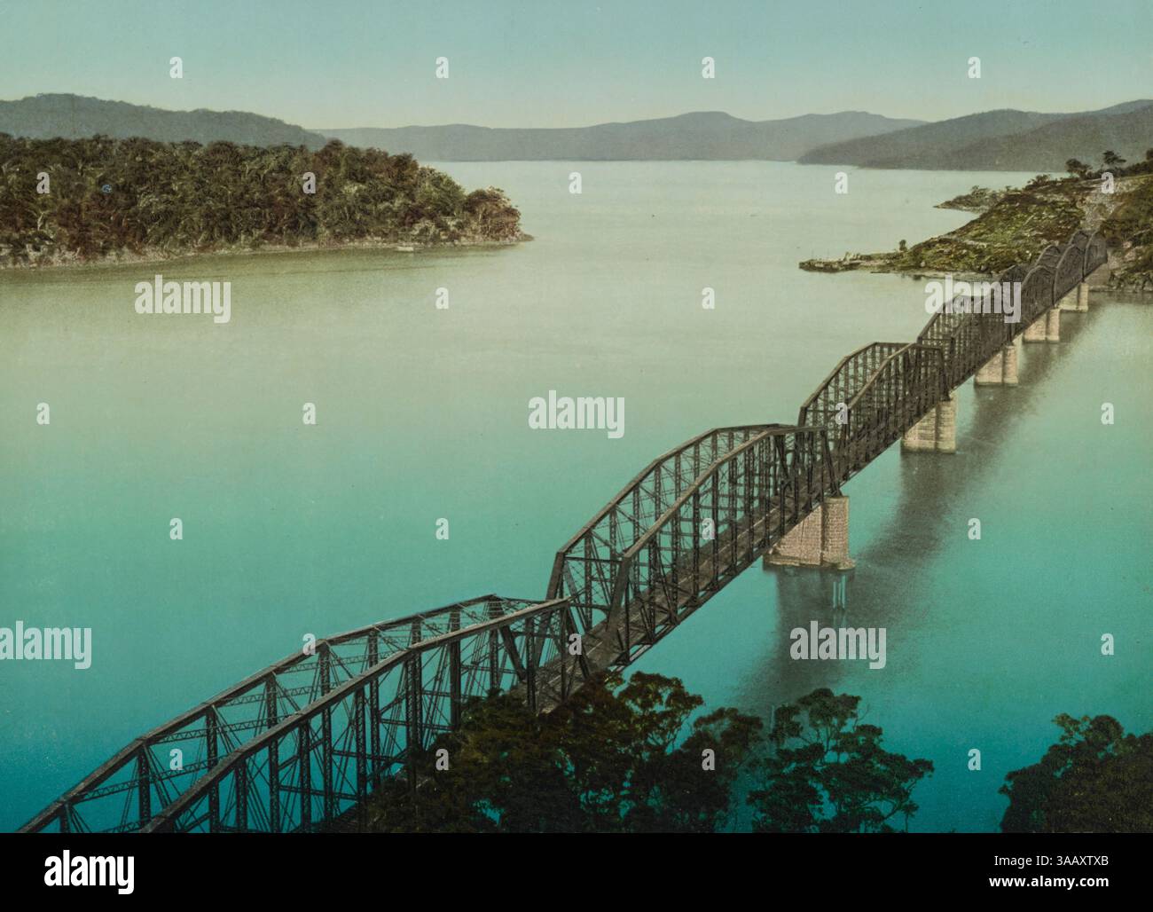 Fotochrom-Druck der Eisenbahnbrücke am Hawkesbury River, Australien. Stockfoto