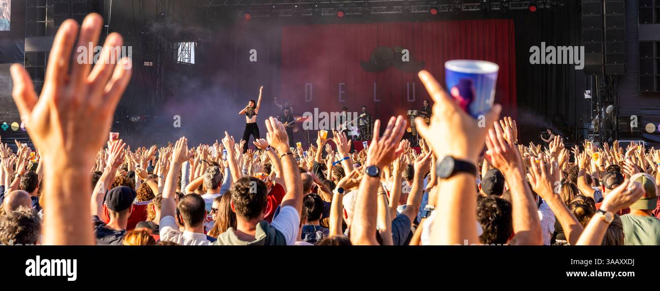 Frankreich, Tarn, Albi, von der UNESCO zum Weltkulturerbe erklärt, Pratgraussals Park, Pause Guitare Festival, Lebensszene und festliche Atmosphäre während eines Open-Air-Musikfestivals im Sommer, Blick auf das Publikum vor einer Rock- und Popmusikbühne am helllichten Tag Stockfoto