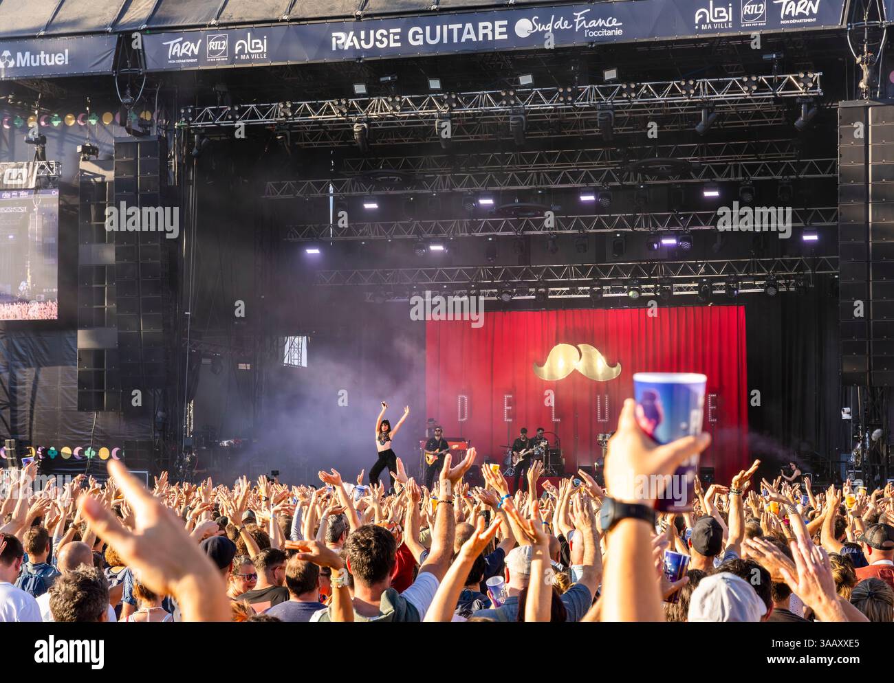 Frankreich, Tarn, Albi, von der UNESCO zum Weltkulturerbe erklärt, Pratgraussals Park, Pause Guitare Festival, Lebensszene und festliche Atmosphäre während eines Open-Air-Musikfestivals im Sommer, Blick auf das Publikum vor einer Rock- und Popmusikbühne am helllichten Tag Stockfoto