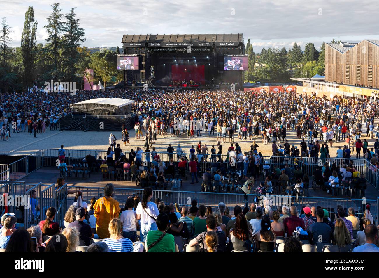 Frankreich, Tarn, Albi, von der UNESCO zum Weltkulturerbe erklärt, Pratgraussals Park, Pause Guitare Festival, Lebensszene und festliche Atmosphäre während eines Open-Air-Musikfestivals im Sommer, Blick auf das Publikum vor einer Rock- und Popmusikbühne am helllichten Tag Stockfoto