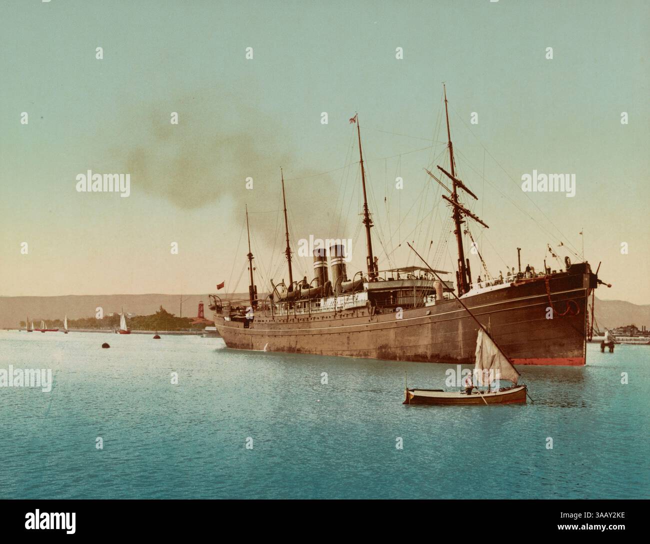 Photochrom-Abdruck eines Schiffes, das vom Roten Meer aus in den Suez-Kanal einfährt. Stockfoto