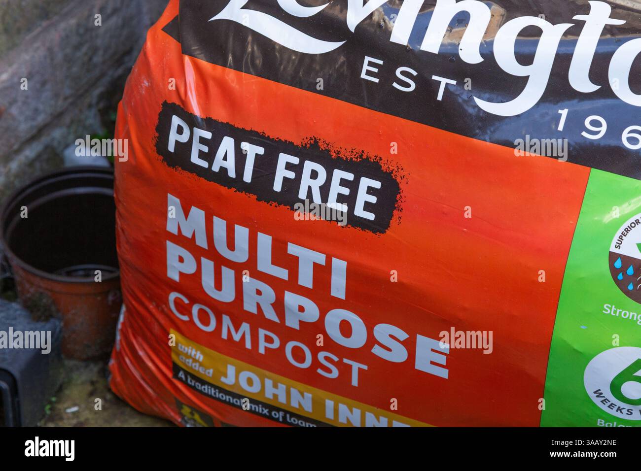 Ein Kunststoffsack (verpackt) mit torffreiem Mehrzweckkompost. Durch die Verwendung von torffreiem Kompost werden kohlenstoffreiche Moore erhalten, die eine einzigartige Vielfalt unterstützen. Stockfoto