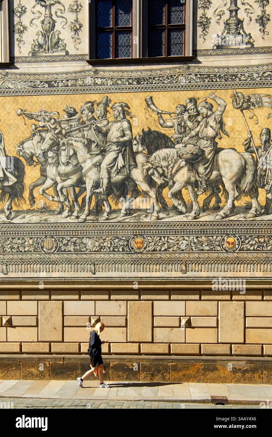 Deutschland, sächsischer Staat, Dresden, Altstadt, Renaissanceschloss, Furstenzug, großes Mosaik, 102 m langes Wandfresko mit 24000 Steinzeugfliesen aus der Meissener Porzellanfabrik Stockfoto