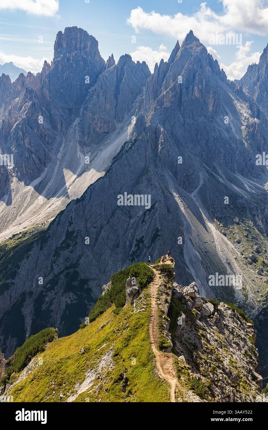 Südtirol, Italien - August 30. 2024: Der steile Wanderweg zum berühmten Aussichtspunkt des Cadini di Misurina Gebirges in der Region Tre Cime, Dol Stockfoto