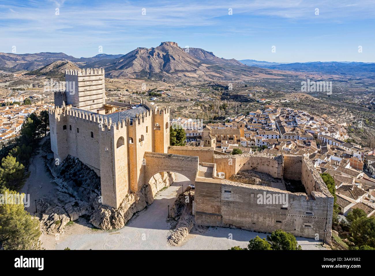 Spanien, Andalusien, Velez Blanco, die Burg und die Sierra La Muela de Montalviche (aus der Vogelperspektive) Stockfoto