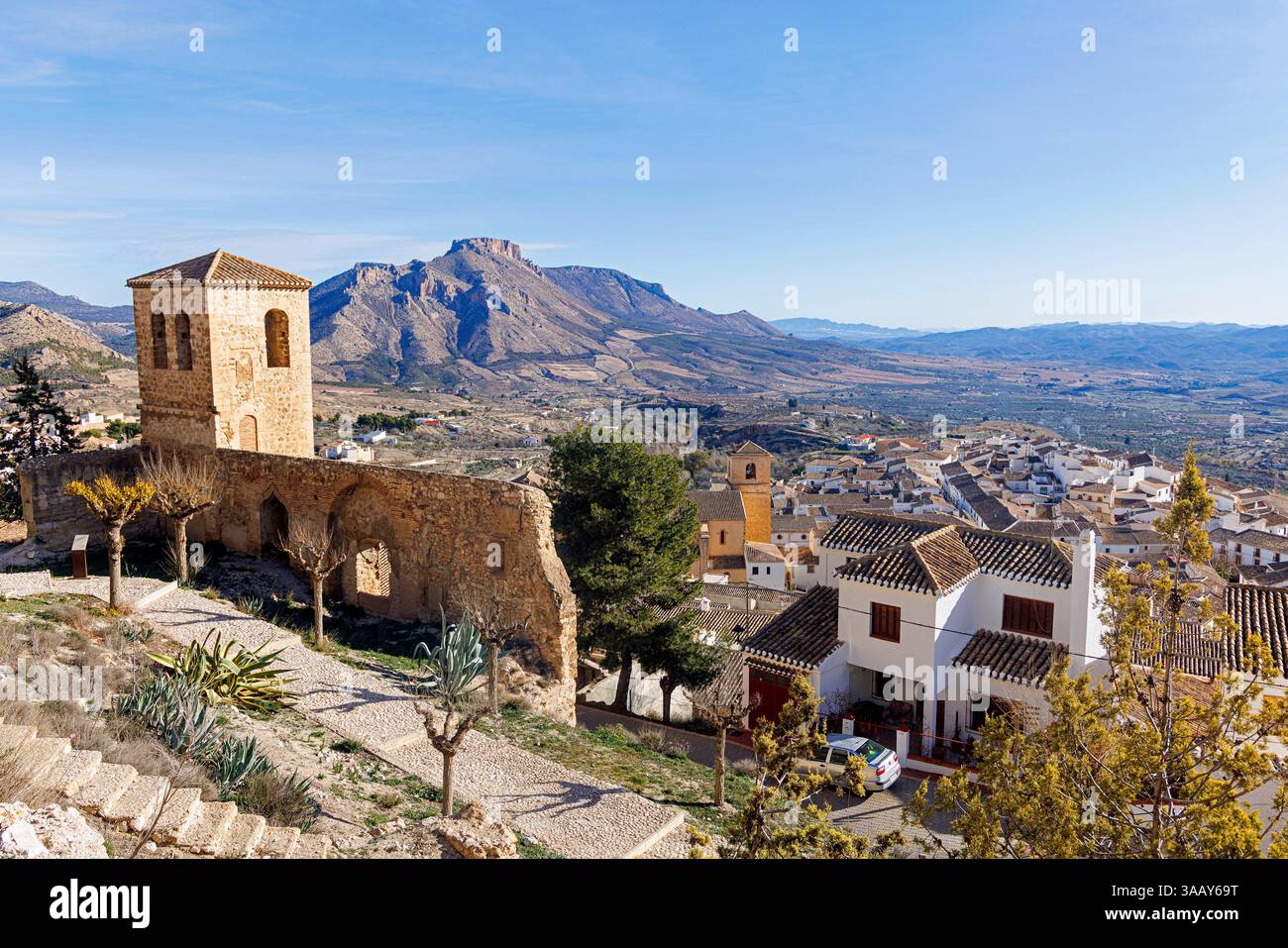 Spanien, Andalusien, Velez Blanco, das Dorf und die Sierra La Muela de Montalviche Stockfoto