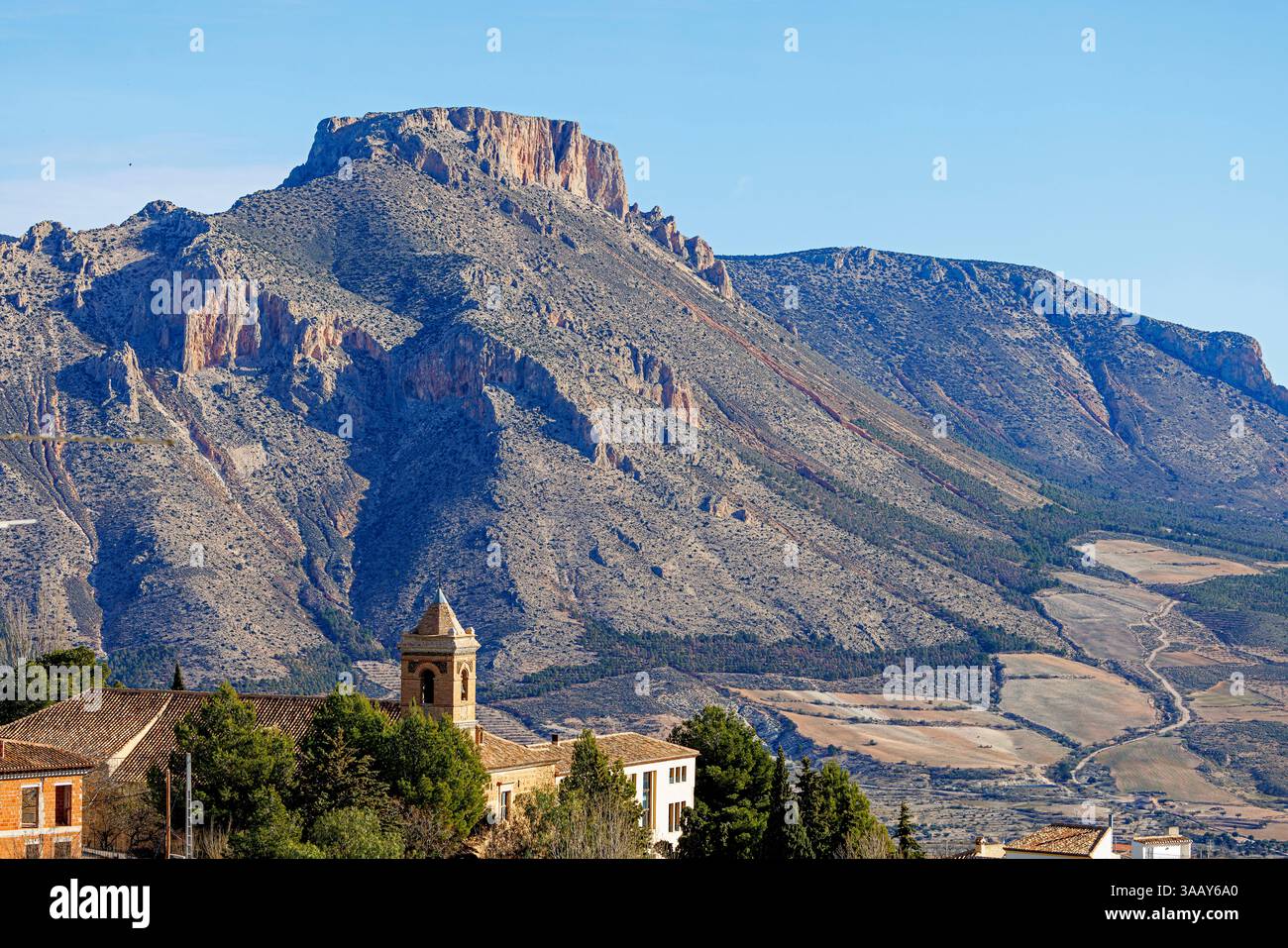 Spanien, Andalusien, Velez Blanco, die Kirche und die Sierra La Muela de Montalviche Stockfoto