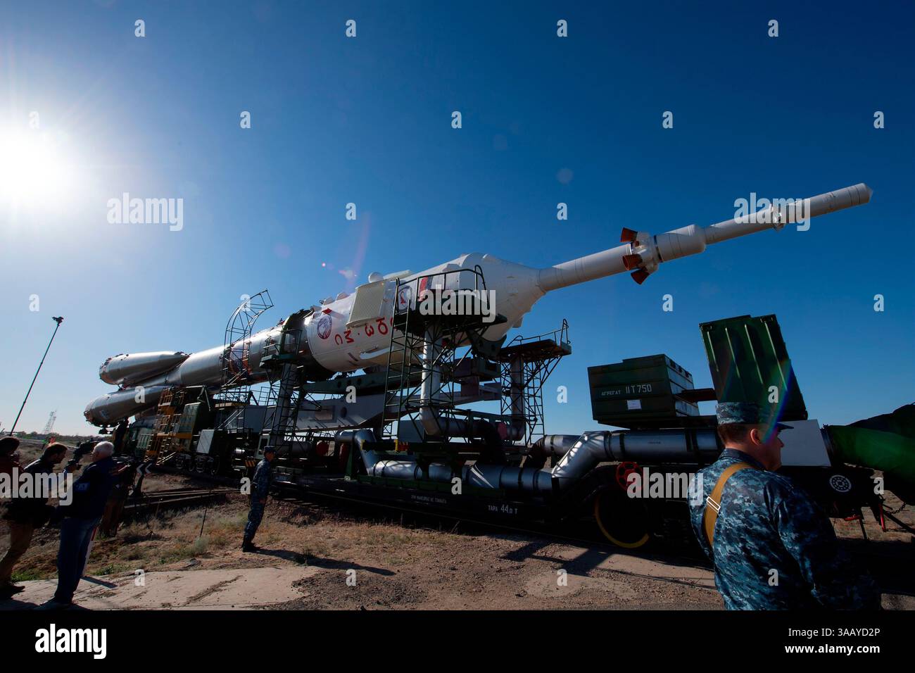 Juni 2018 - Baikonur, Kasachstan - Rollout. Der ESA-Astronaut Alexander Gerst wurde zusammen mit der NASA-Astronautin Serena Aunon-Chancellor und Roscosmos-Kommandeur Sergei Prokopyev in der Raumsonde Sojus MS-09 vom Kosmodrom Baikonur in Kasachstan ins All gestartet. Der Start verlief wie geplant, als die 50 m hohe Sojus-Rakete die Astronauten auf ihre Reisegeschwindigkeit von rund 28 800 km/h trieb Innerhalb von 10 Minuten nach dem Aufstieg von der Plattform reiste das Trio über 1640 km und erreichte 210 km Höhe. Neun Minuten lang beschleunigte das Raumschiff jede Sekunde durchschnittlich 50 km/h. In den nächsten zwei Tagen, weiß Stockfoto