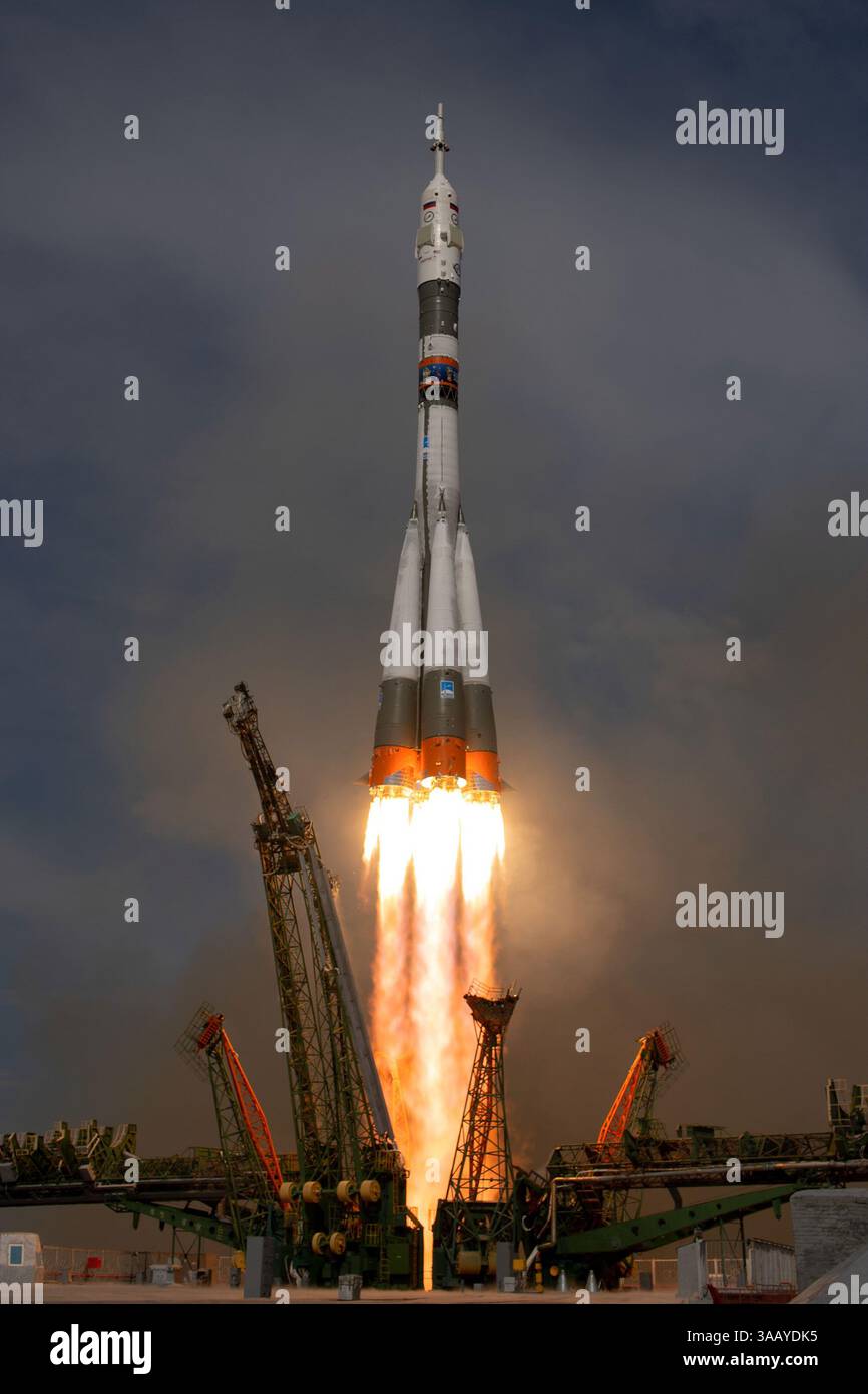 6. Juni 2018 - Baikonur, Kasachstan - der ESA-Astronaut Alexander Gerst startete zusammen mit der NASA-Astronautin Serena Aunon-Kanzlerin und dem Roscosmos-Kommandeur Sergei Prokopyev in der Raumsonde Sojus MS-09 vom Kosmodrom Baikonur in Kasachstan. Der Start verlief wie geplant, als die 50 m hohe Sojus-Rakete die Astronauten auf ihre Reisegeschwindigkeit von rund 28 800 km/h trieb Innerhalb von 10 Minuten nach dem Aufstieg von der Plattform reiste das Trio über 1640 km und erreichte 210 km Höhe. Neun Minuten lang beschleunigte das Raumschiff jede Sekunde durchschnittlich 50 km/h. Über die nächsten zwei Tage, während sie zirclin Stockfoto