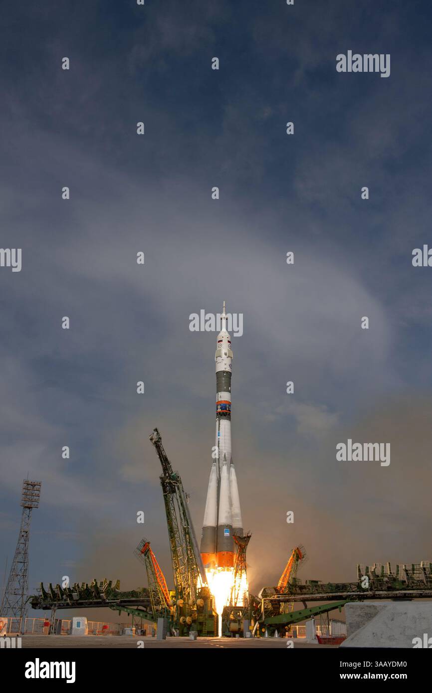 6. Juni 2018 - Baikonur, Kasachstan - der ESA-Astronaut Alexander Gerst startete zusammen mit der NASA-Astronautin Serena Aunon-Kanzlerin und dem Roscosmos-Kommandeur Sergei Prokopyev in der Raumsonde Sojus MS-09 vom Kosmodrom Baikonur in Kasachstan. Der Start verlief wie geplant, als die 50 m hohe Sojus-Rakete die Astronauten auf ihre Reisegeschwindigkeit von rund 28 800 km/h trieb Innerhalb von 10 Minuten nach dem Aufstieg von der Plattform reiste das Trio über 1640 km und erreichte 210 km Höhe. Neun Minuten lang beschleunigte das Raumschiff jede Sekunde durchschnittlich 50 km/h. Über die nächsten zwei Tage, während sie zirclin Stockfoto