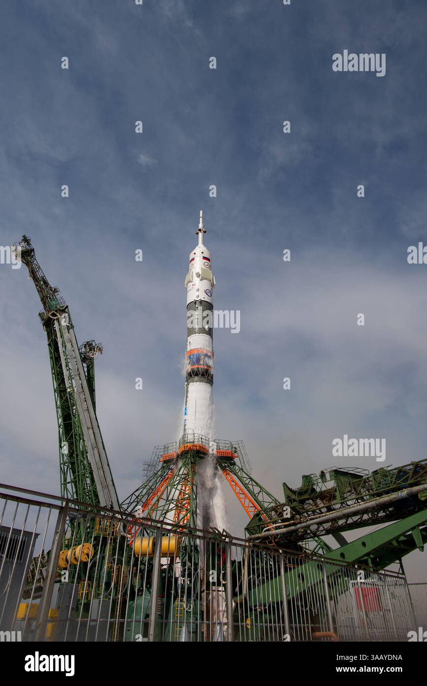 6. Juni 2018 - Baikonur, Kasachstan - der ESA-Astronaut Alexander Gerst startete zusammen mit der NASA-Astronautin Serena Aunon-Kanzlerin und dem Roscosmos-Kommandeur Sergei Prokopyev in der Raumsonde Sojus MS-09 vom Kosmodrom Baikonur in Kasachstan. Der Start verlief wie geplant, als die 50 m hohe Sojus-Rakete die Astronauten auf ihre Reisegeschwindigkeit von rund 28 800 km/h trieb Innerhalb von 10 Minuten nach dem Aufstieg von der Plattform reiste das Trio über 1640 km und erreichte 210 km Höhe. Neun Minuten lang beschleunigte das Raumschiff jede Sekunde durchschnittlich 50 km/h. Über die nächsten zwei Tage, während sie zirclin Stockfoto