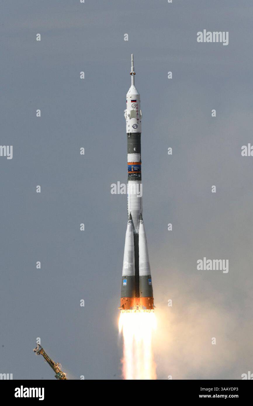 6. Juni 2018 - Baikonur, Kasachstan - der ESA-Astronaut Alexander Gerst startete zusammen mit der NASA-Astronautin Serena Aunon-Kanzlerin und dem Roscosmos-Kommandeur Sergei Prokopyev in der Raumsonde Sojus MS-09 vom Kosmodrom Baikonur in Kasachstan. Der Start verlief wie geplant, als die 50 m hohe Sojus-Rakete die Astronauten auf ihre Reisegeschwindigkeit von rund 28 800 km/h trieb Innerhalb von 10 Minuten nach dem Aufstieg von der Plattform reiste das Trio über 1640 km und erreichte 210 km Höhe. Neun Minuten lang beschleunigte das Raumschiff jede Sekunde durchschnittlich 50 km/h. Über die nächsten zwei Tage, während sie zirclin Stockfoto