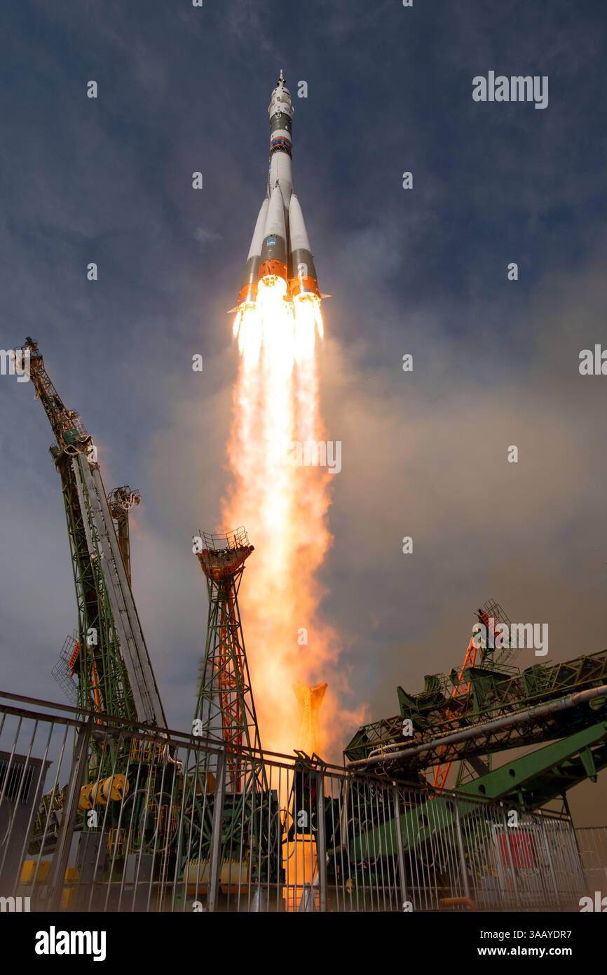 6. Juni 2018 - Baikonur, Kasachstan - der ESA-Astronaut Alexander Gerst startete zusammen mit der NASA-Astronautin Serena Aunon-Kanzlerin und dem Roscosmos-Kommandeur Sergei Prokopyev in der Raumsonde Sojus MS-09 vom Kosmodrom Baikonur in Kasachstan. Der Start verlief wie geplant, als die 50 m hohe Sojus-Rakete die Astronauten auf ihre Reisegeschwindigkeit von rund 28 800 km/h trieb Innerhalb von 10 Minuten nach dem Aufstieg von der Plattform reiste das Trio über 1640 km und erreichte 210 km Höhe. Neun Minuten lang beschleunigte das Raumschiff jede Sekunde durchschnittlich 50 km/h. Über die nächsten zwei Tage, während sie zirclin Stockfoto