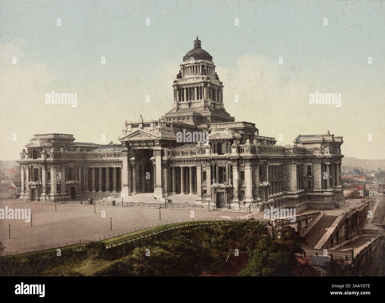 Fotochrom-Vintage-Druck des Gerichtsgebäudes Palais de Justice in Brüssel, Belgien. Stockfoto