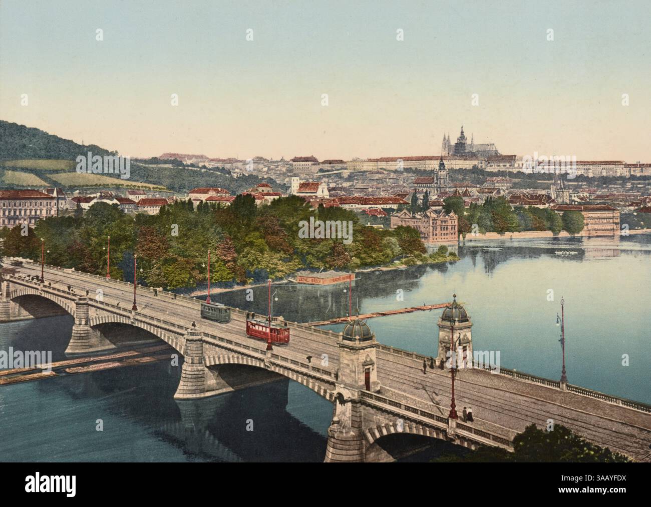 Vintage-Fotochrom-Druck von Straßenbahnen auf der Brücke in Prag, Tschechische Republik. Stockfoto