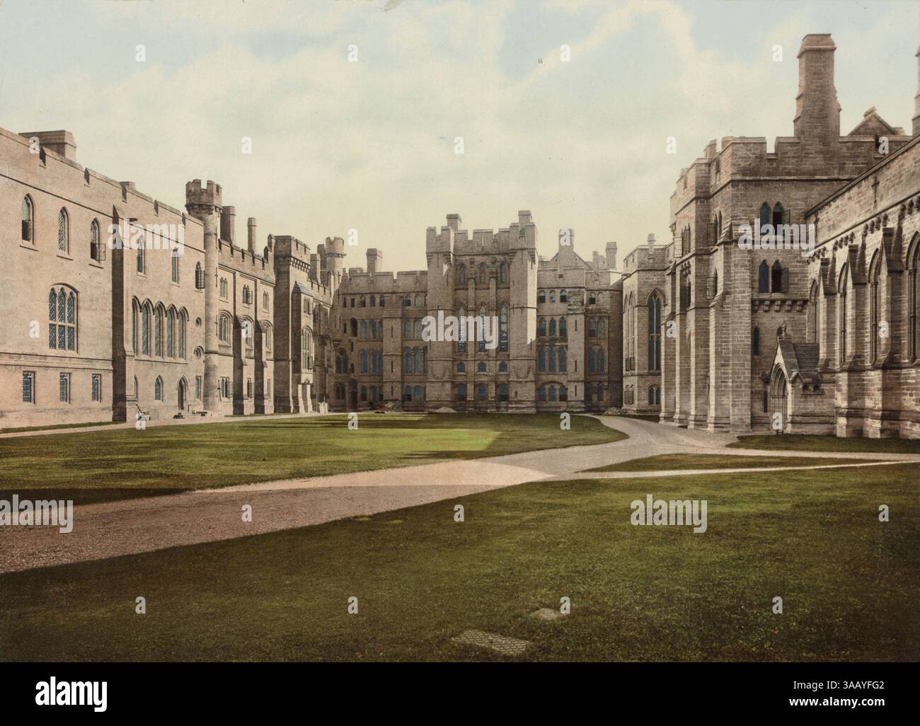 Vintage-Fotochrom-Druck des Quadrangle in Arundel Castle in England. Stockfoto
