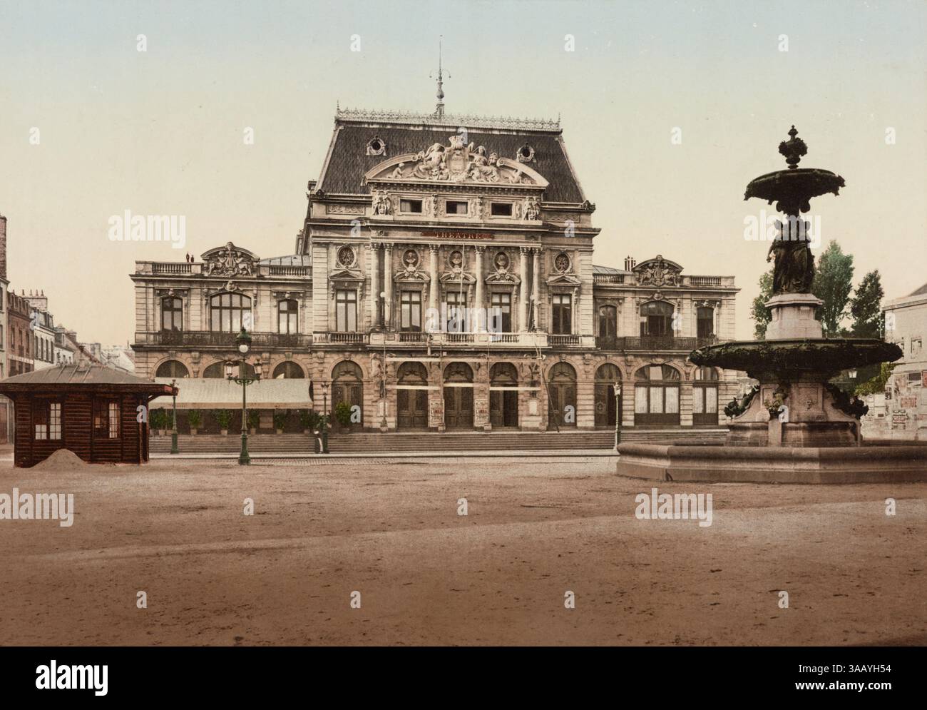 Fotochrom-Vintage-Druck des Großen Theaters und des Mouchel-Brunnens in Cherbourg, Frankreich. Stockfoto