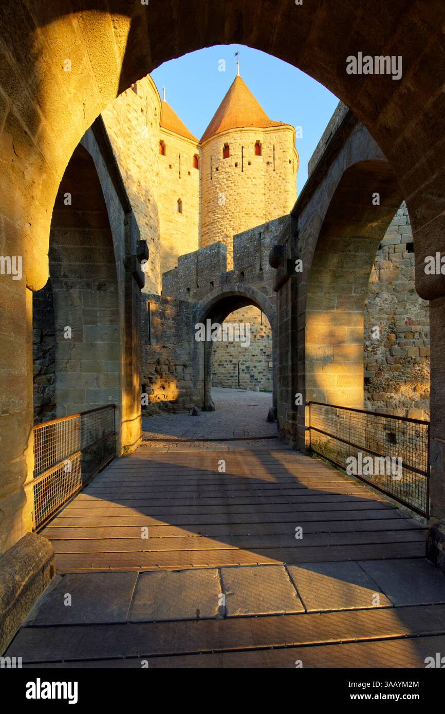 Frankreich, Aude, Carcassonne, mittelalterliche Stadt Carcassonne, von der UNESCO zum Weltkulturerbe erklärt, Stadtmauer der mittelalterlichen Stadt, Porte Narbonnaise Tor Stockfoto