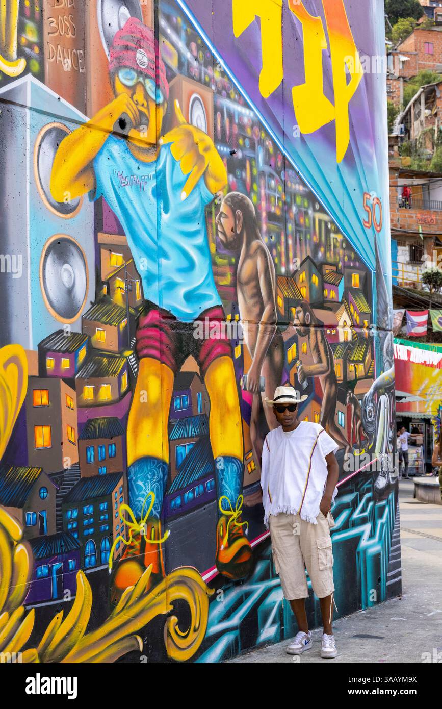 Kolumbien, Antioquia Department, Medellin, Comuna 13, Street Art, Touristen posieren vor Graffiti Stockfoto