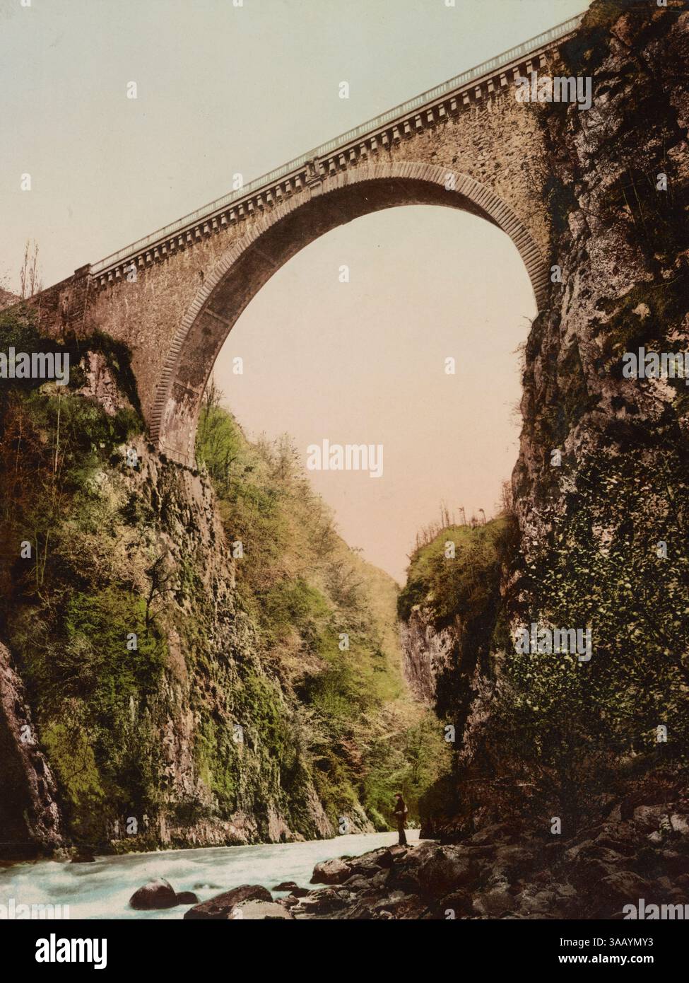 Fotochrom-Vintage-Druck der Napoleon-Brücke in Luz-Saint-Sauveur, Frankreich. Stockfoto