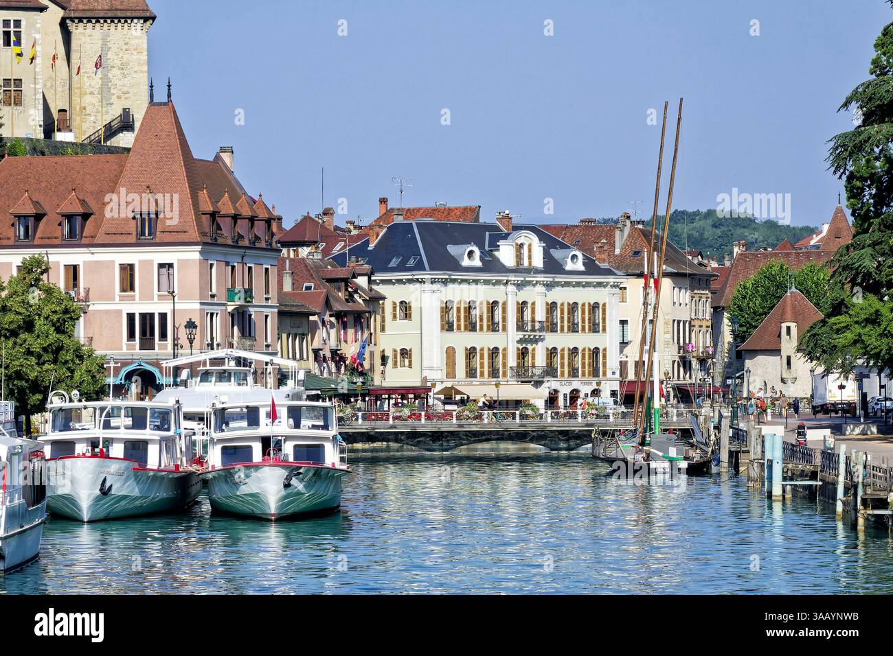 Frankreich, Haute Savoie, Annecy, See Annecy, die Kais am Ufer des Thiou, Kreuzfahrtschiffe auf dem See, im Hintergrund die Burg von Annecy (aus der Vogelperspektive) Stockfoto