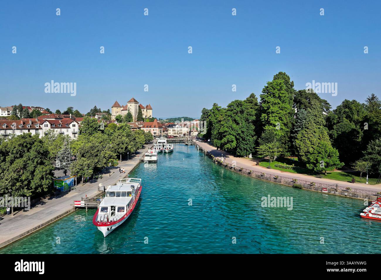 Frankreich, Haute Savoie, Annecy, See Annecy, die Kais am Ufer des Thiou, Kreuzfahrtschiffe auf dem See, im Hintergrund die Burg von Annecy (aus der Vogelperspektive) Stockfoto