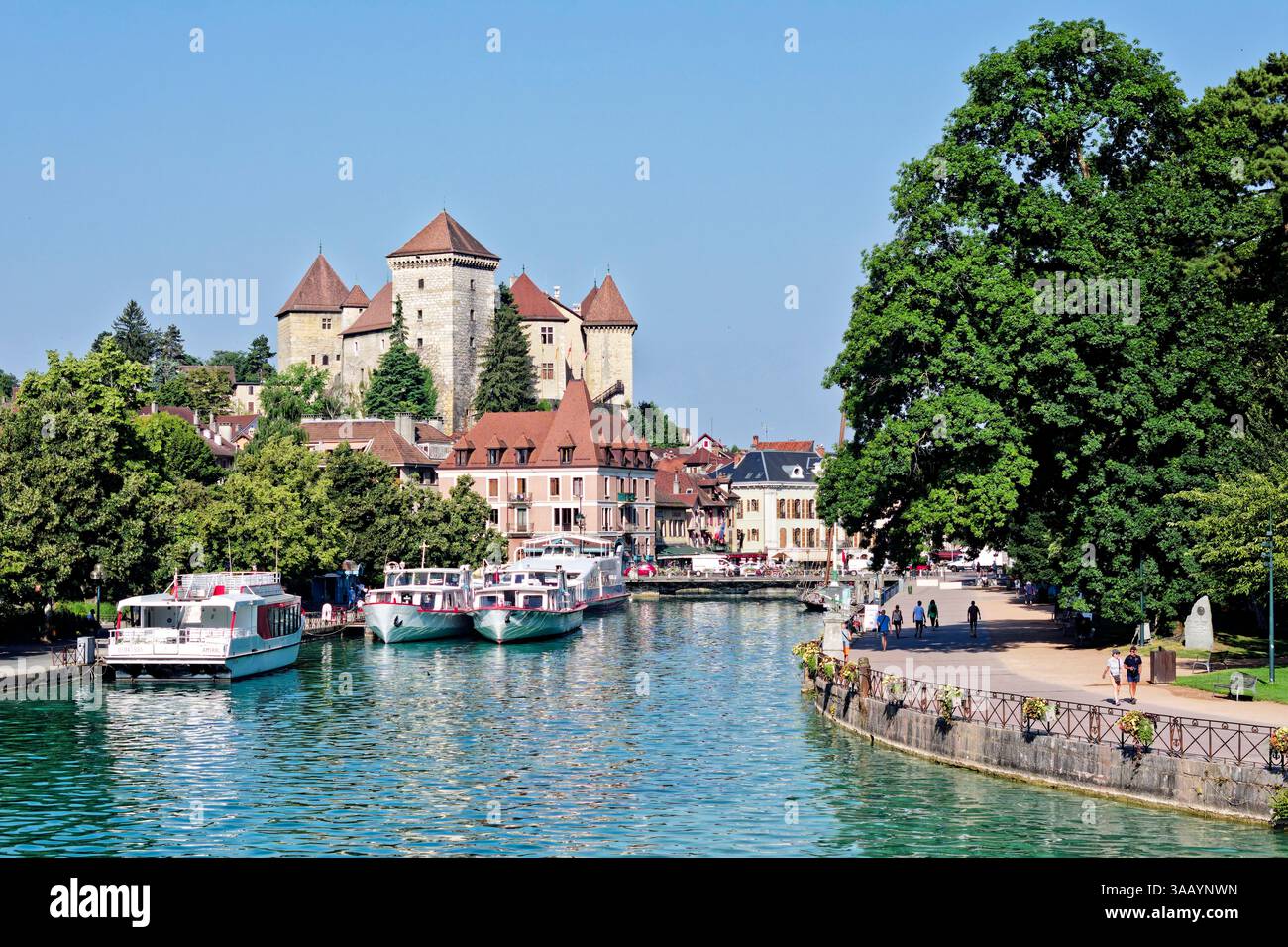 Frankreich, Haute Savoie, Annecy, See Annecy, die Kais am Ufer des Thiou, Kreuzfahrtschiffe auf dem See, im Hintergrund die Burg von Annecy (aus der Vogelperspektive) Stockfoto