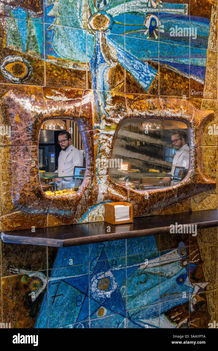 Portugal, Lissabon, Bairro Alto, Alcôa Patisserie in einem Geschäft, dessen Wände mit Azulejos des Keramikers Querubim Lapa bedeckt sind Stockfoto