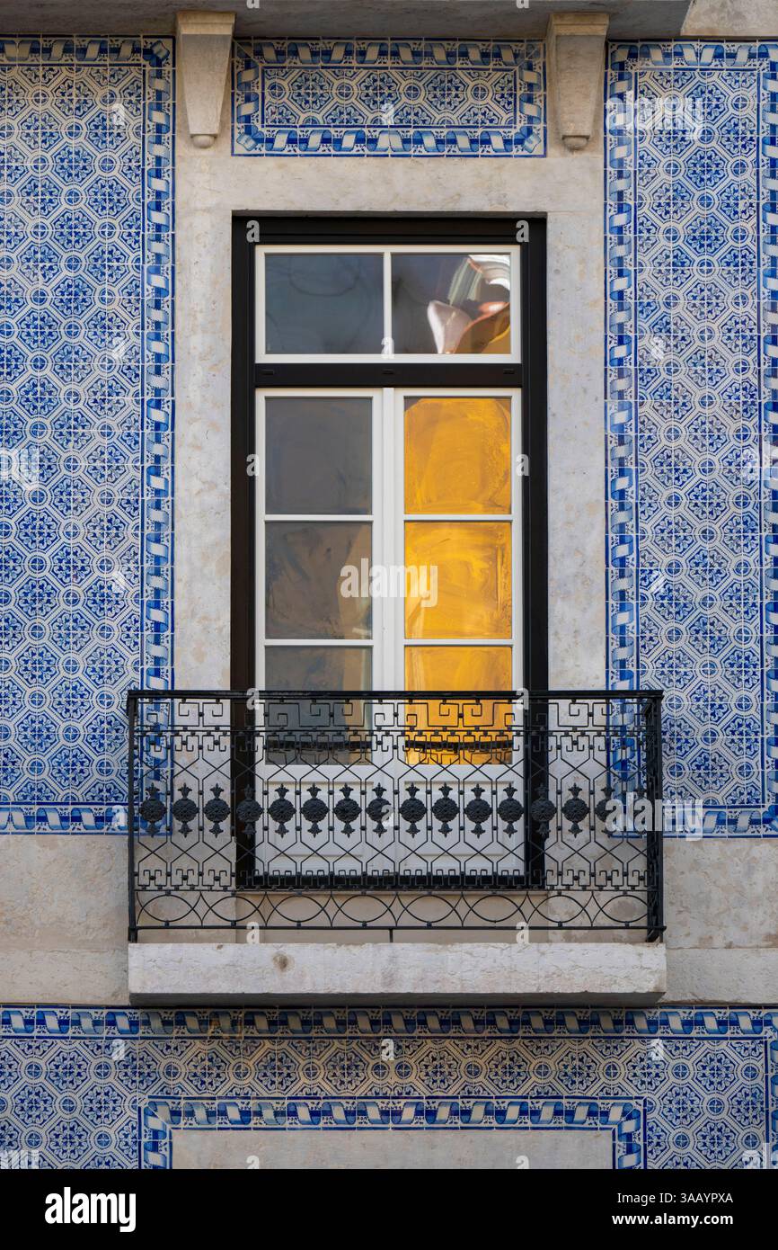Portugal, Lissabon, Viertel Miradouro de Santa Catarina auf den Höhen des Stadtteils Bica, Fassade eines mit Azulejos bedeckten Hauses Stockfoto