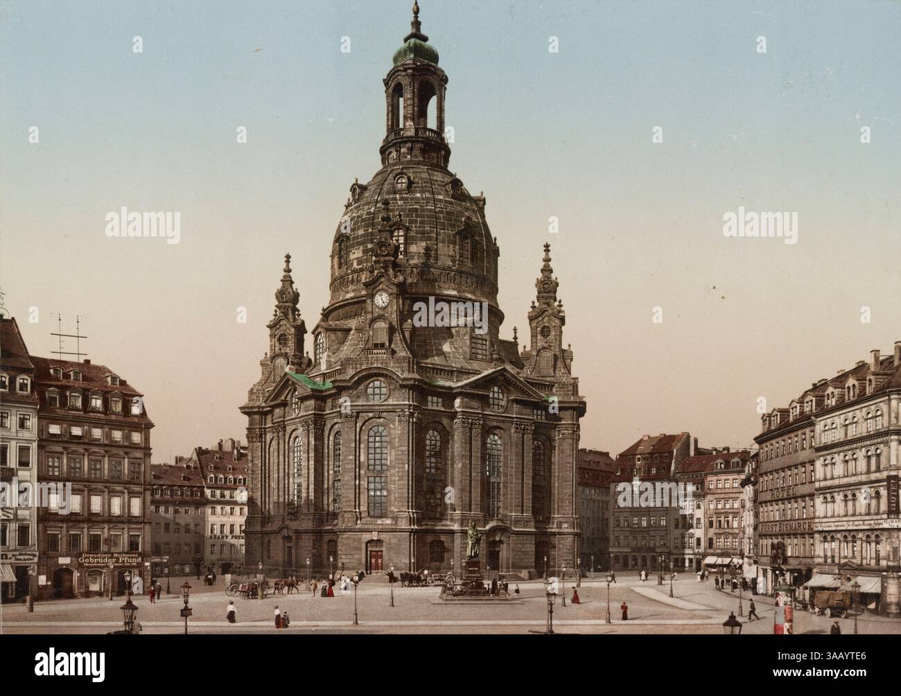 Fotochrom-Vintage-Druck der Frauenkirche und des Marktplatzes in Dresden. Stockfoto