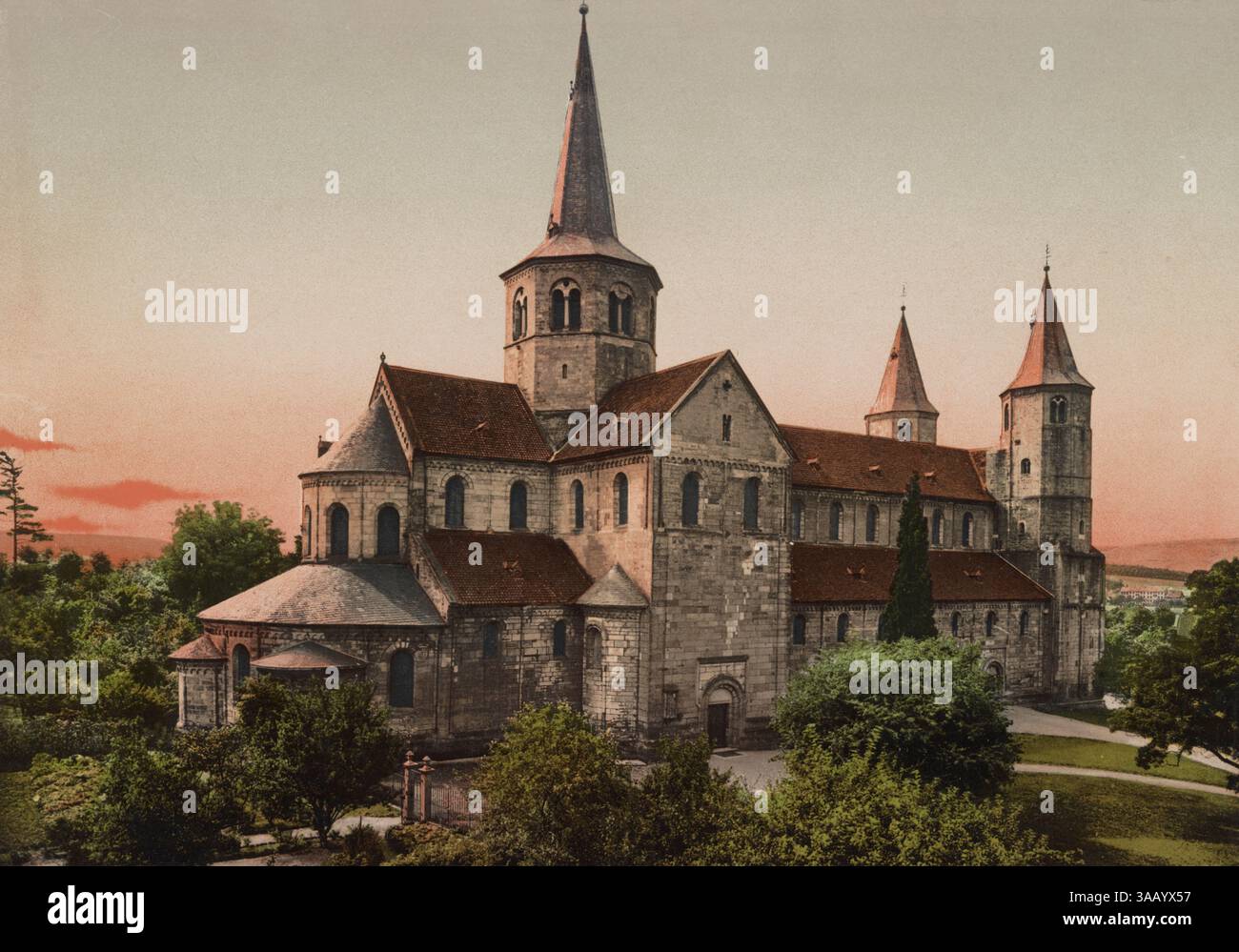 Fotochrom-Vintage-Druck der Kirche St. Godehard in Hildesheim. Stockfoto