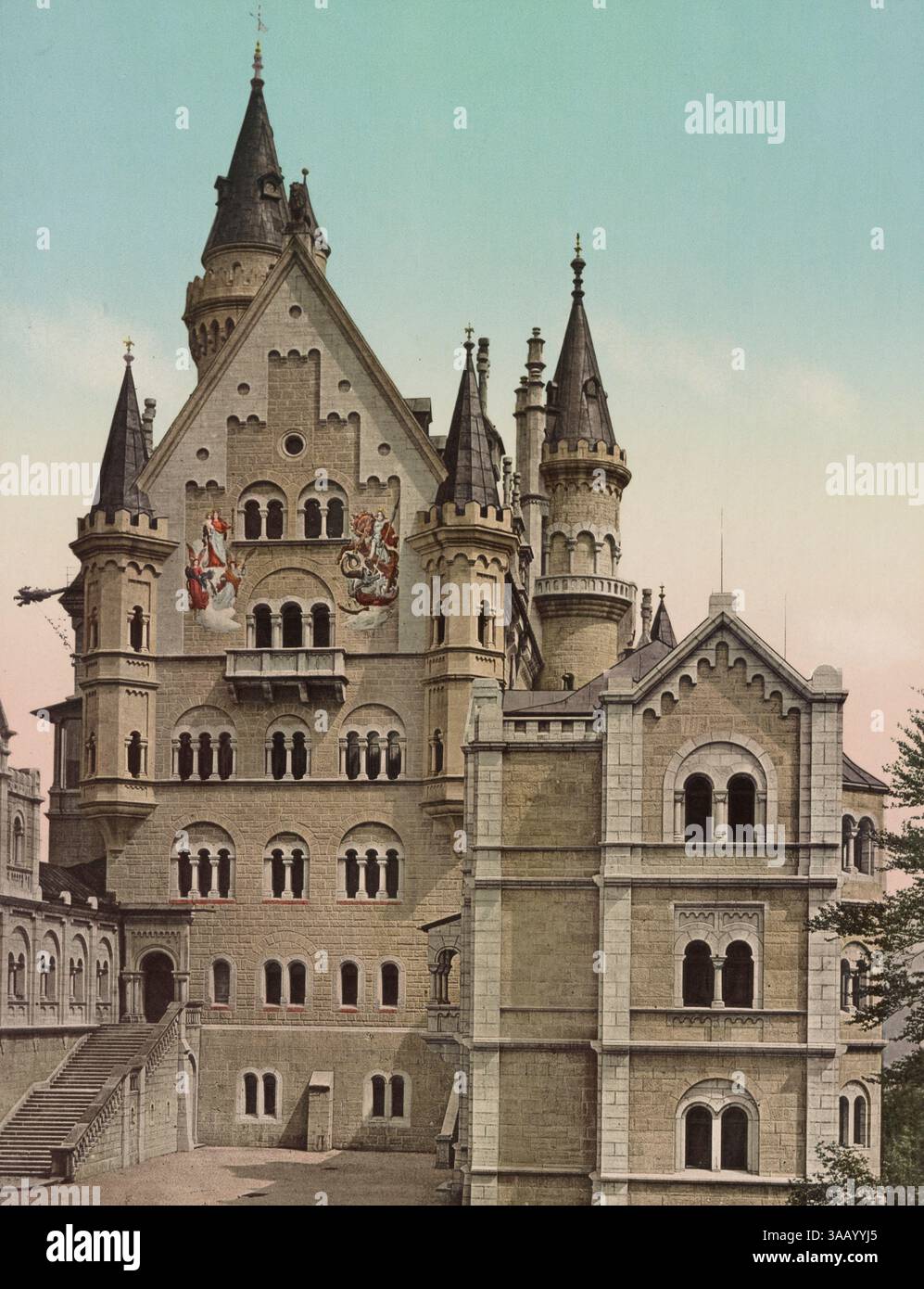 Vintage-Fotochromdruck von Schloss Neuschwanstein, Außenansicht vom Torgebäude. Stockfoto