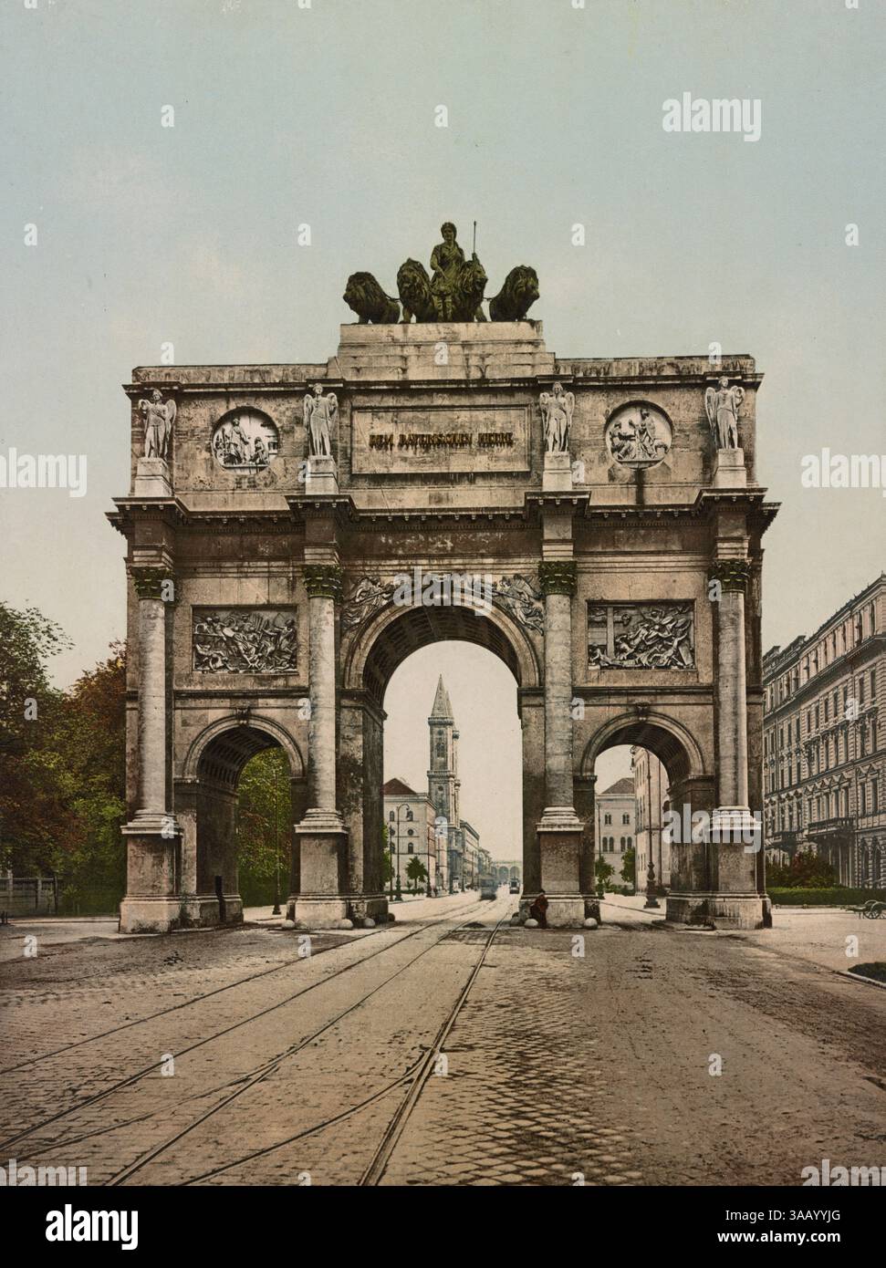 Fotochrom-Vintage-Druck des Siegestors in München. Stockfoto