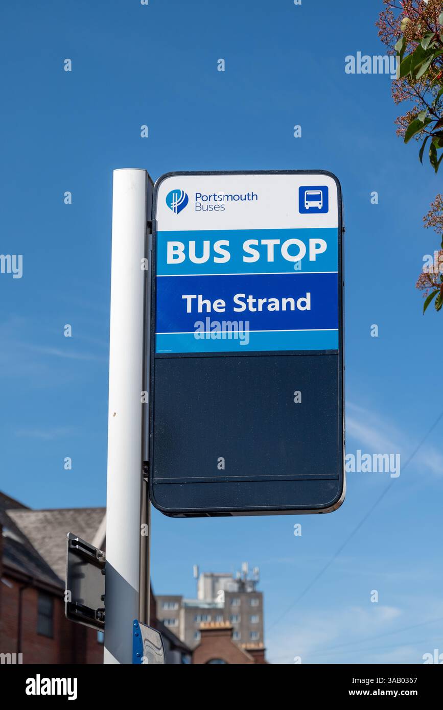 Neues und modernes Schild für die Bushaltestelle, das ist für The Strand und wird von allen städtischen Busunternehmen benutzt. Portsmouth März 2025. Stockfoto