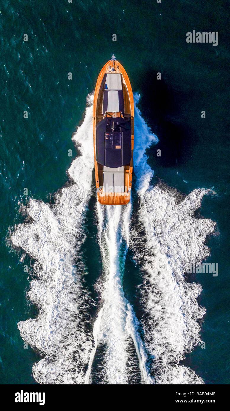 Frankreich, Gironde, Bassin d'Arcachon, Gujan Mestras, Hafen von Larros, Dubourdieu Werft, älteste Werft im Dauerbetrieb in Frankreich, Herstellung hochwertiger und maßgeschneiderter Holzschnellboote, Namasté, die letzte Werft, ein 13,20m (44 Fuß) Start, außergewöhnlich in der Navigation, ist für Seereisen und Segel sehr gut in einem geformten Schwall (Luftsicht) ausgelegt. Stockfoto
