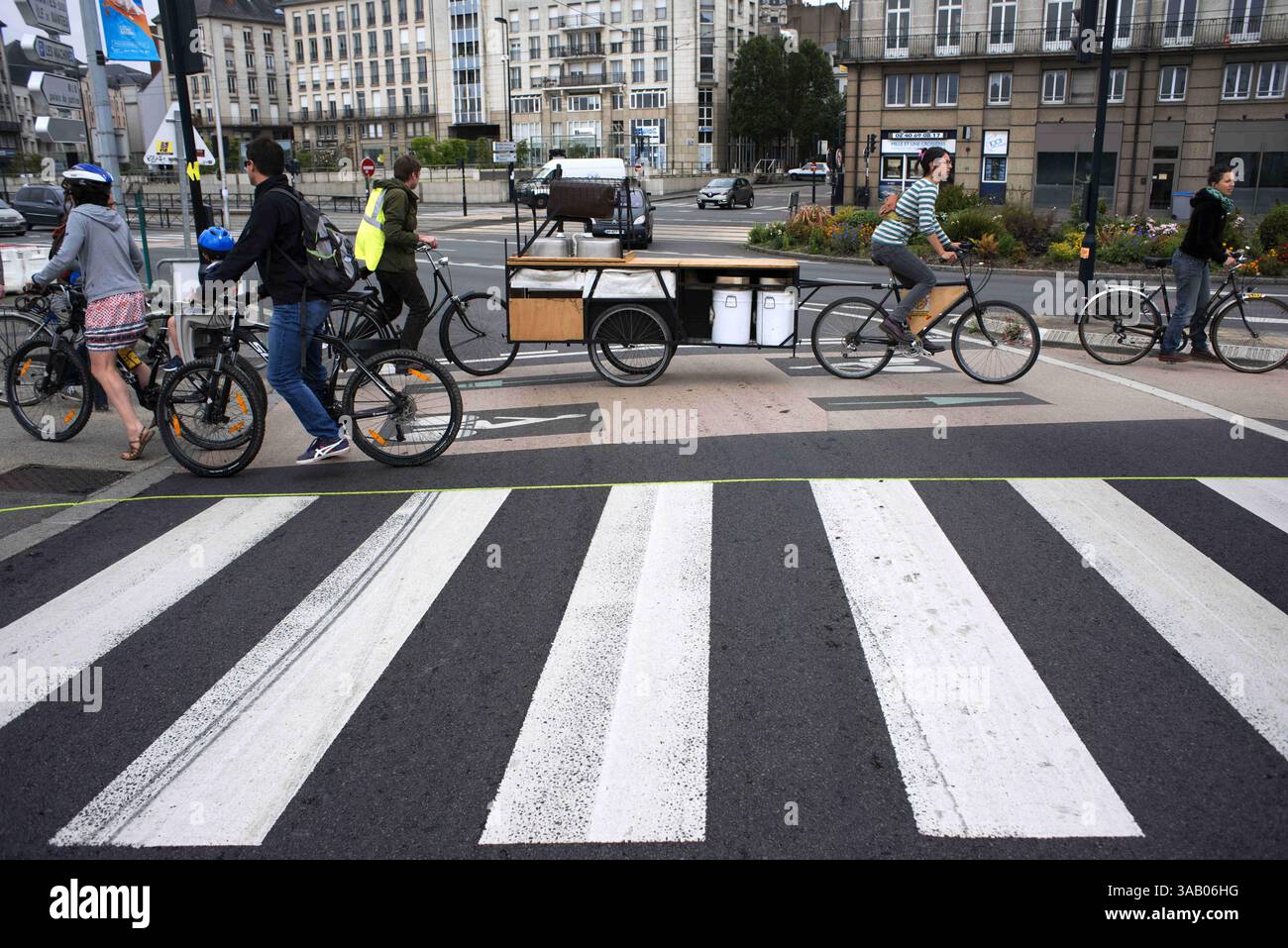 Juni 2016 - Nantes, Bretagne, Frankreich - Fahrräder am Crosswalk Boulevard LÃ Bureau und Quai de la Fosse, Nantes, Loire Atlantique, Frankreich. (Bild: © Sergi Reboredo via ZUMA Wire) Stockfoto