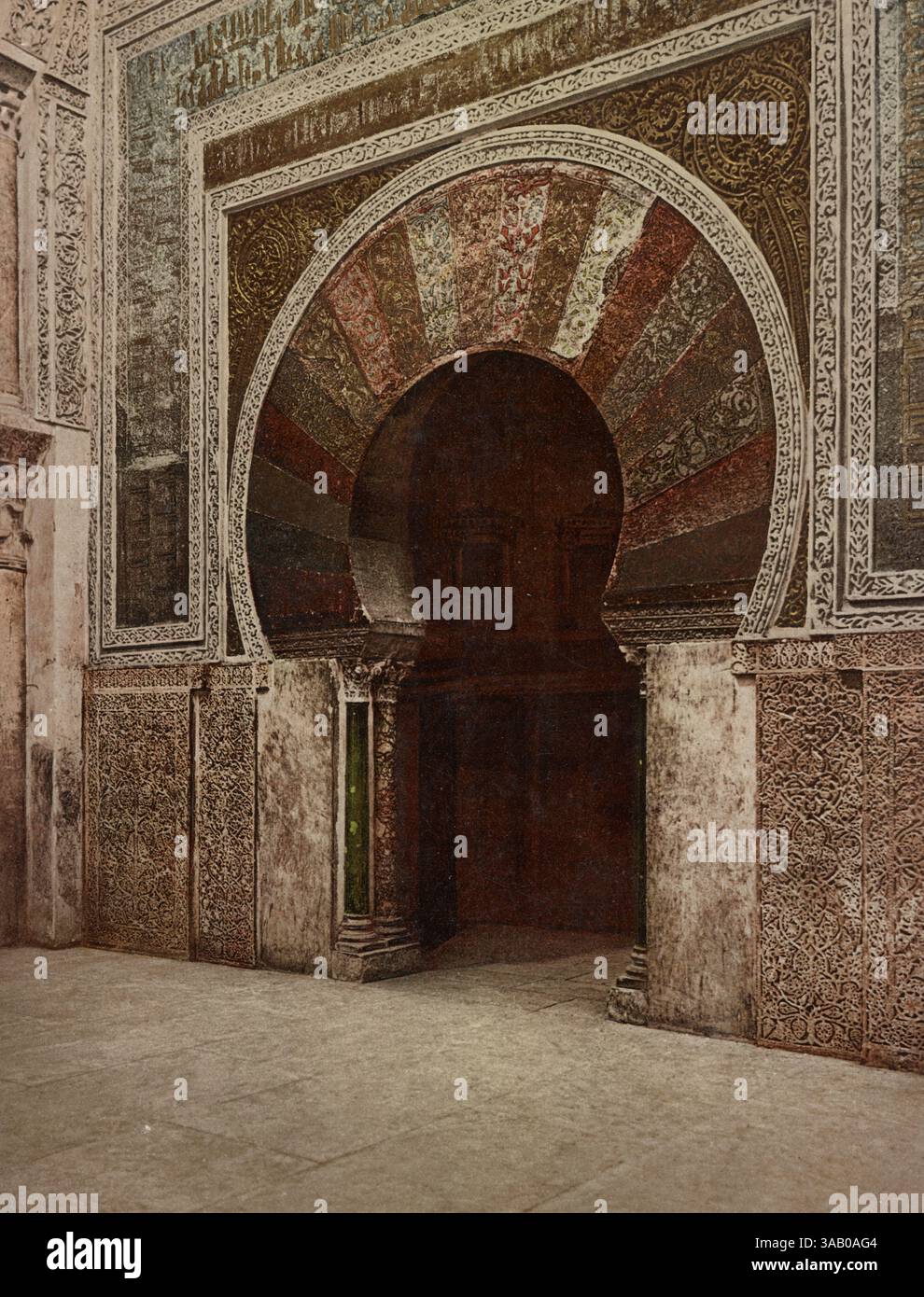 Vintage-Fotochrom-Druck eines Mihrabs in der Moschee-Kathedrale von Cordoba, Spanien. Stockfoto