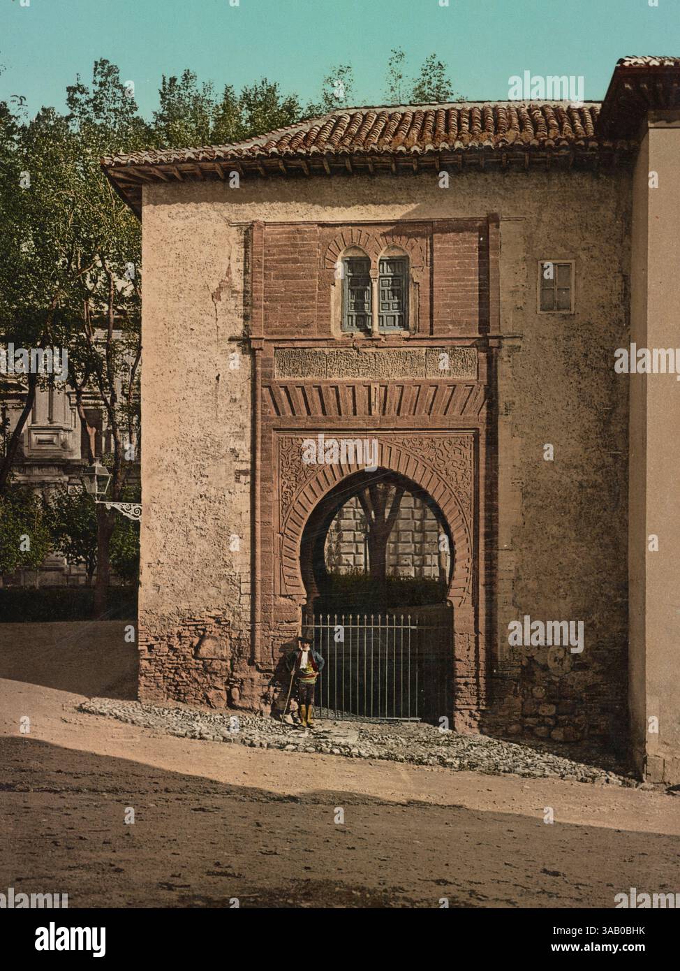 Vintage-Fotodruck des Puerto del Vino (Weintor) an der Alhambra in Granada, Spanien. Stockfoto