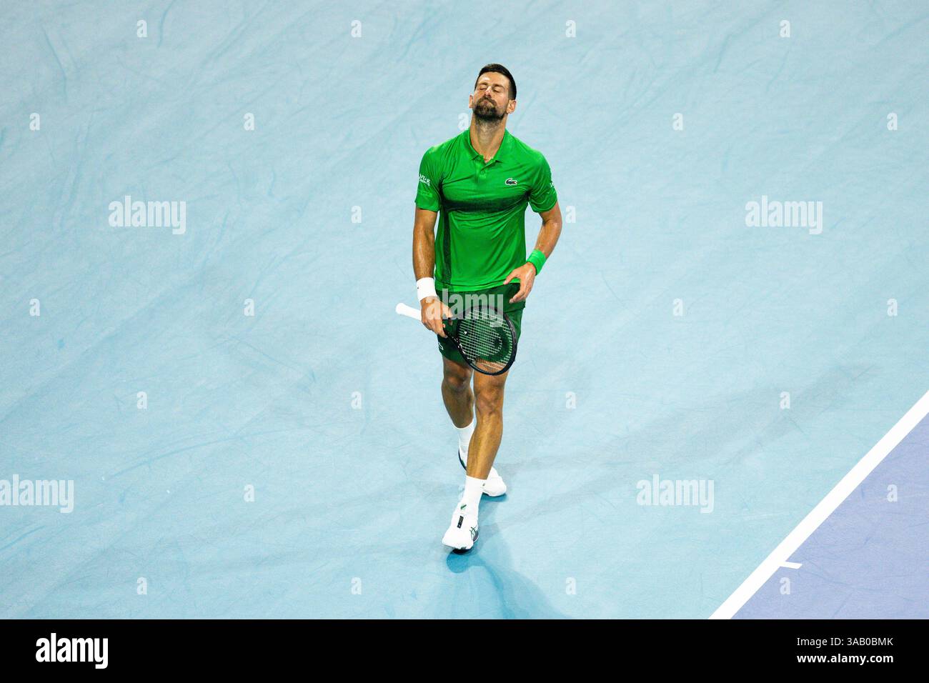 MIAMI GARDENS, FLORIDA - MÄRZ 30: Novak Djokovic aus Serbien tritt am 13. Tag der Miami Open im Hard Rock Stadium am 30. März 2025 in Miami Gardens, Florida gegen Jakub Mensik aus Tschechien an. (Foto: Mauricio Paiz) Stockfoto