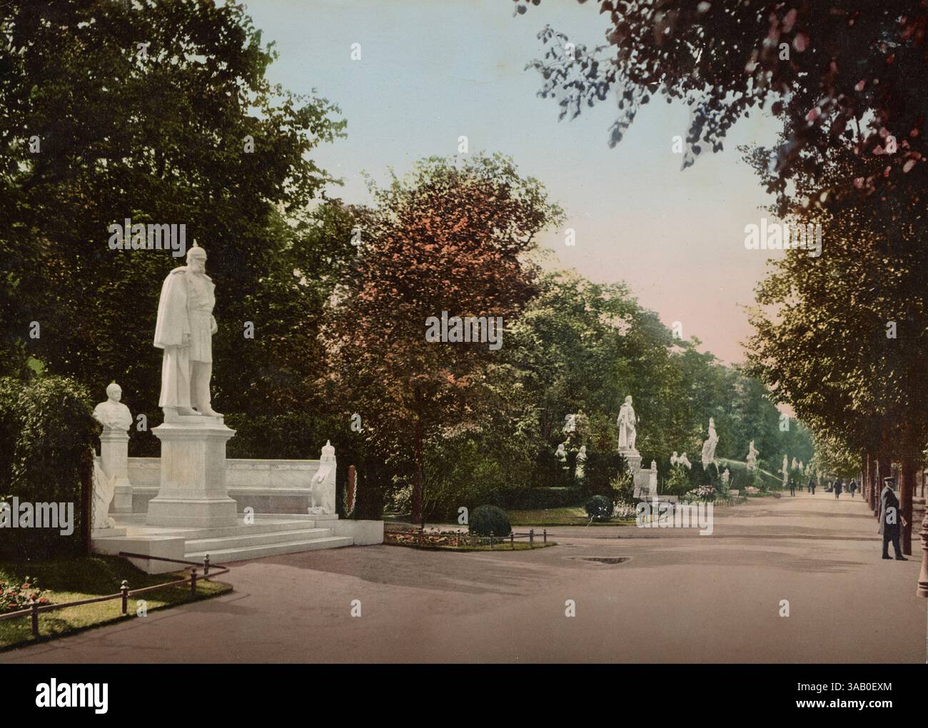 Fotochrom-Vintage-Druck der Siegesallee mit Marmorstatuen, Berlin, Deutschland. Stockfoto