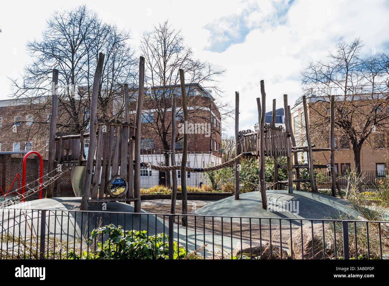 Spielausrüstung für Abenteuer in Graham Street Park, London, Großbritannien Stockfoto