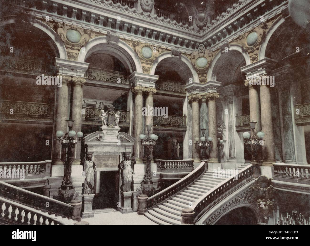 Vintage-Fotochrom-Druck der großen Treppe im Pariser Opernhaus, Frankreich. Stockfoto
