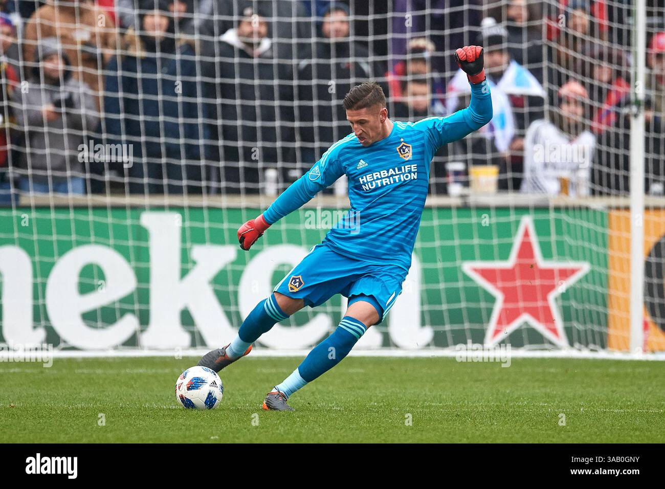 14. April 2018 - Bridgeview, Illinois, Vereinigte Staaten - Bridgeview, IL - Samstag, 14. April 2018: David Bingham während eines regulären Major League Soccer-Spiels (MLS) zwischen dem Chicago Fire und der LA Galaxy im Toyota Park. Die LA Galaxy besiegte das Chicago Fire mit 1:0. (Kreditbild: © Robin Alam/ISIPhotos via ZUMA Wire) Stockfoto
