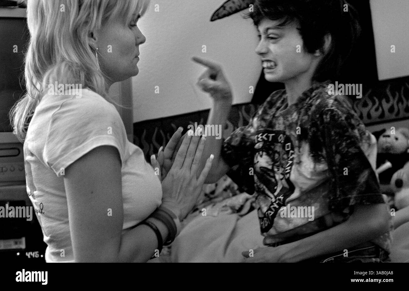 28. April 2006 - Sacramento, Kalifornien, USA - DEREK MADSEN, 11, weigert sich, Schmerzmittel einzunehmen, weil er eine Organschädigung befürchtet. Er wütet auf seine Mutter und gibt ihr die Schuld, dass sie ihn nicht gesünder gemacht hat. "Du musst dich beruhigen und mir helfen, dir zu helfen", sagt Mutter CYNDIE FRENCH. (Bild: © Renée C. Byer/Sacramento Bee/zReportage.com Via ZUMA Wire) Stockfoto