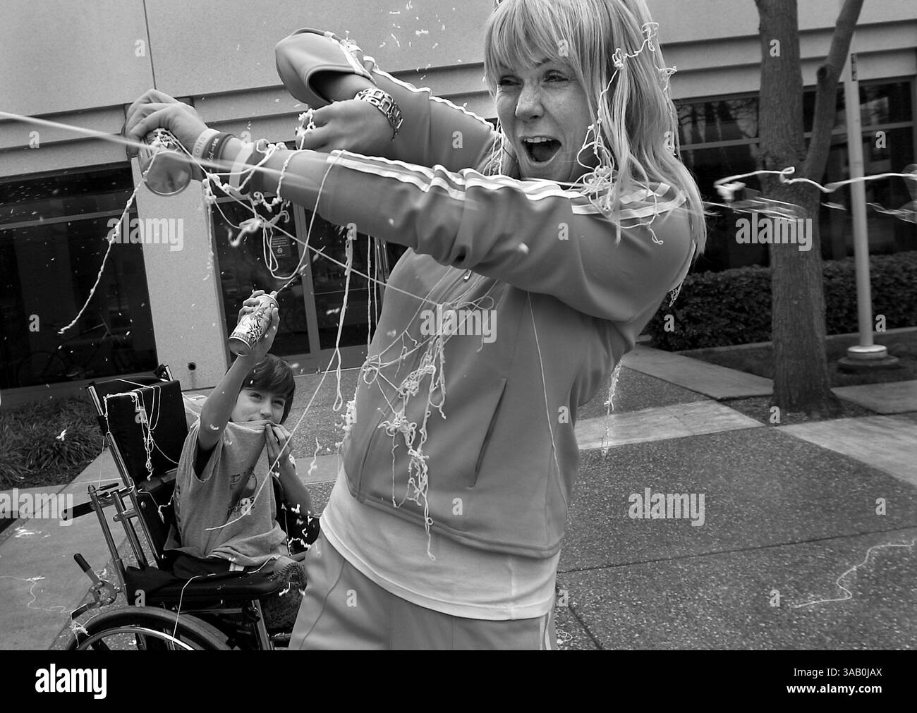 8. März 2006 - Sacramento, Kalifornien, USA - CYNDIE FRENCH versucht immer, etwas zur Hand zu haben, um den Stich ihres Sohnes, Dereks Arzttermine, zu nehmen. Am 8. März, nachdem sie sich einer Strahlenbehandlung im UC Davis Cancer Center unterzogen haben, machen sie das Beste aus einer Dose Silly String - und Cyndie räumt dann alles vom Boden. Cyndie ist ein großer Fan des Dollar Stores. (Bild: © Renée C. Byer/Sacramento Bee/zReportage.com Via ZUMA Wire) Stockfoto