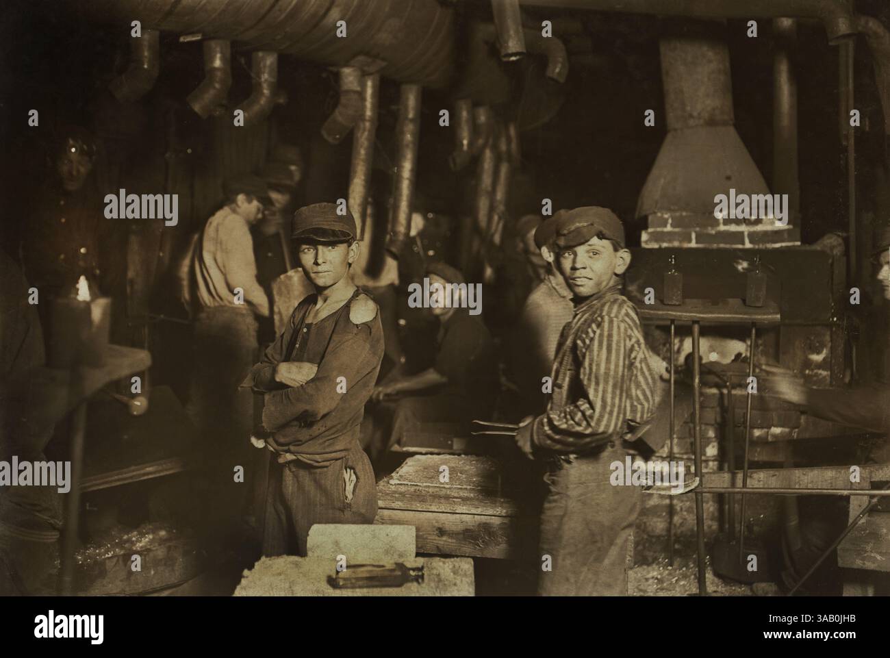 22. Januar 2018 – Gruppe der Jungen, die bei Midnight in der Glass Factory, Indiana, USA, Lewis Hine für das National Child Labor Committee, August 1908 (Credit Image: © Circa Images/Glasshouse Via ZUMA Wire) Stockfoto