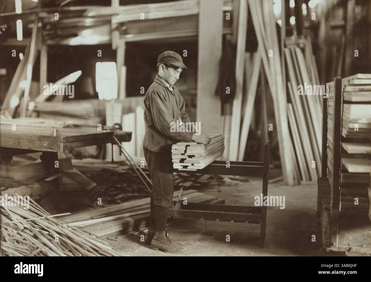 22. Januar 2018 - Boy Tying Up Wood Boards at Planing Mill, Evansville, Indiana, USA, Lewis Hine für das National Child Labor Committee, Oktober 1908 (Foto: © Circa Images/Glasshouse Via ZUMA Wire) Stockfoto