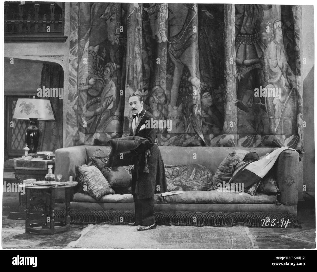 4. Februar 2018: Adolphe Menjou, am Set von The Stummfilm, „A Kiss in the Dark“, Paramount Pictures, 1925 (Bild: © JT Vintage/Glasshouse Via ZUMA Wire) Stockfoto